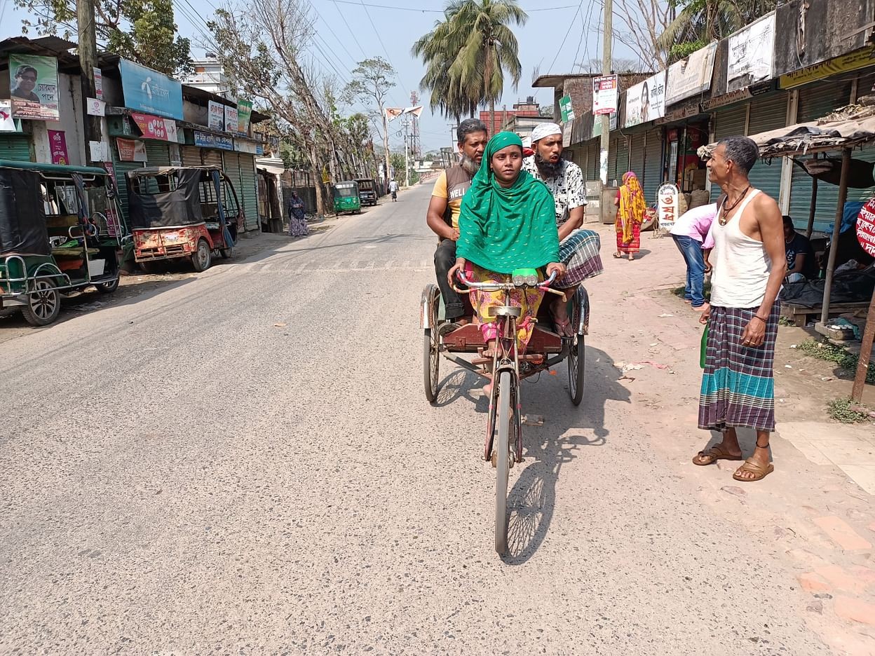 একটি পা নেই,তবুও রিকশা চালিয়ে সংসার চালান রোজিনা